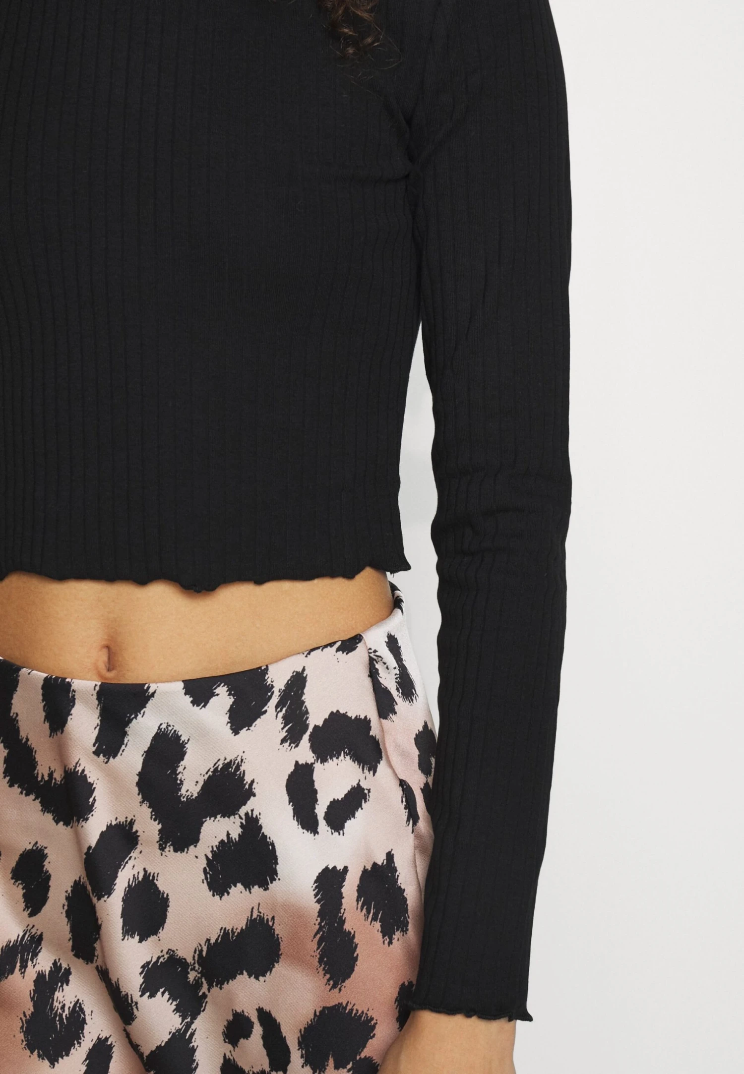 Cropped Long Sleeve With Lettuce - Long Sleeved Top - Black 5 Cropped Long Sleeve With Lettuce - Long Sleeved Top - Black - Image 5