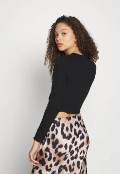 Cropped Long Sleeve With Lettuce - Long Sleeved Top - Black 7 Cropped Long Sleeve With Lettuce - Long Sleeved Top - Black -Even-Odd Store 1f706e9a2ce44d71b268c184e43ef641 scaled