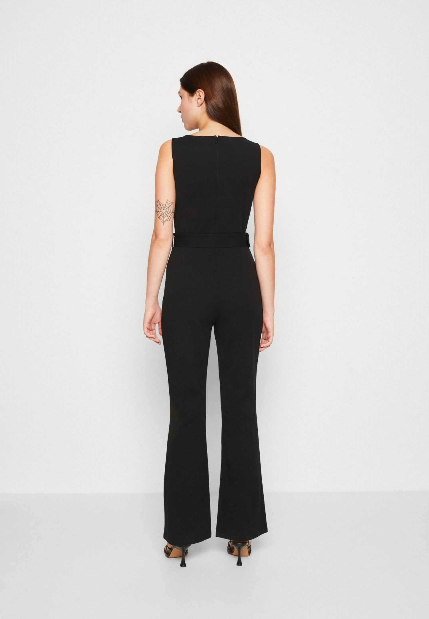 Even&Odd Going Out Low V Neck Flared Leg Belted - Jumpsuit - Black 3 Even&Odd Going Out Low V Neck Flared Leg Belted - Jumpsuit - Black - Image 3