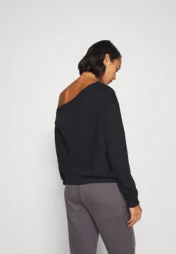 Sweatshirt - Black 7 Sweatshirt - Black -Even-Odd Store 6ccd6a5186df47cba5c9f1a0828b90bc scaled