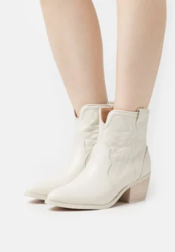 Even&Odd Cowboy/Biker Ankle Boot - Off White