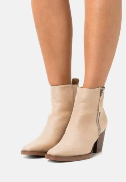 Even&Odd Cowboy/Biker Ankle Boot - Beige