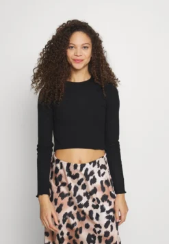 Cropped Long Sleeve With Lettuce - Long Sleeved Top - Black