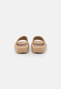 Even&Odd Pool Slides - Beige 9 Even&Odd Pool Slides - Beige -Even-Odd Store b8f6b12f4e5b47b684f55c6f18b22d8d scaled
