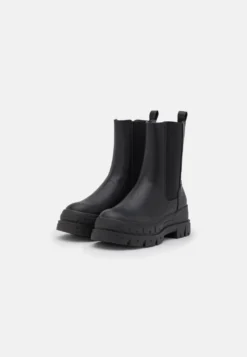 Boots - Black -Even-Odd Store d3d5e5409e394c9e8fb7f4a1da2a3411 scaled