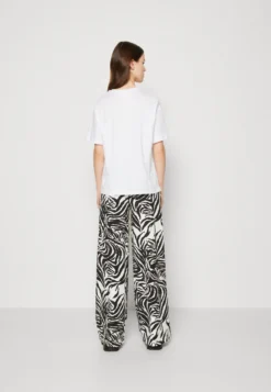 Even&Odd Print T-Shirt - Print T-Shirt 8 Even&Odd Print T-Shirt - Print T-Shirt -Even-Odd Store db7bf2313b3543cca335b6ddf44f174c scaled